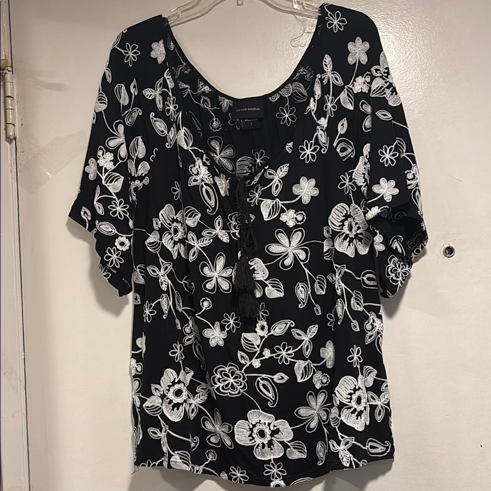 LIV Los Angeles - embroidered floral, unique, back & white top. Tie front.